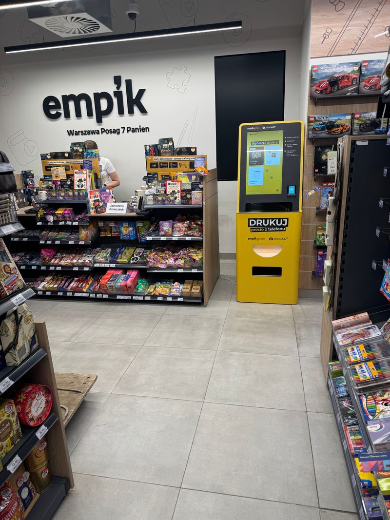 Wnętrze salonu Empik przy ul. Posag 7 Panien 16 z foto kioskiem PhotoAiD obok kasy