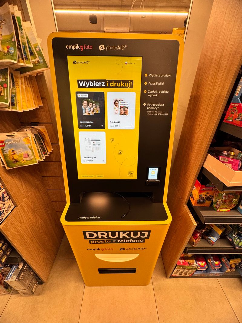 Foto kiosk PhotoAiD do wywoływania zdjęć i druku dokumentów A4 w Empik Warszawa Powązkowska
