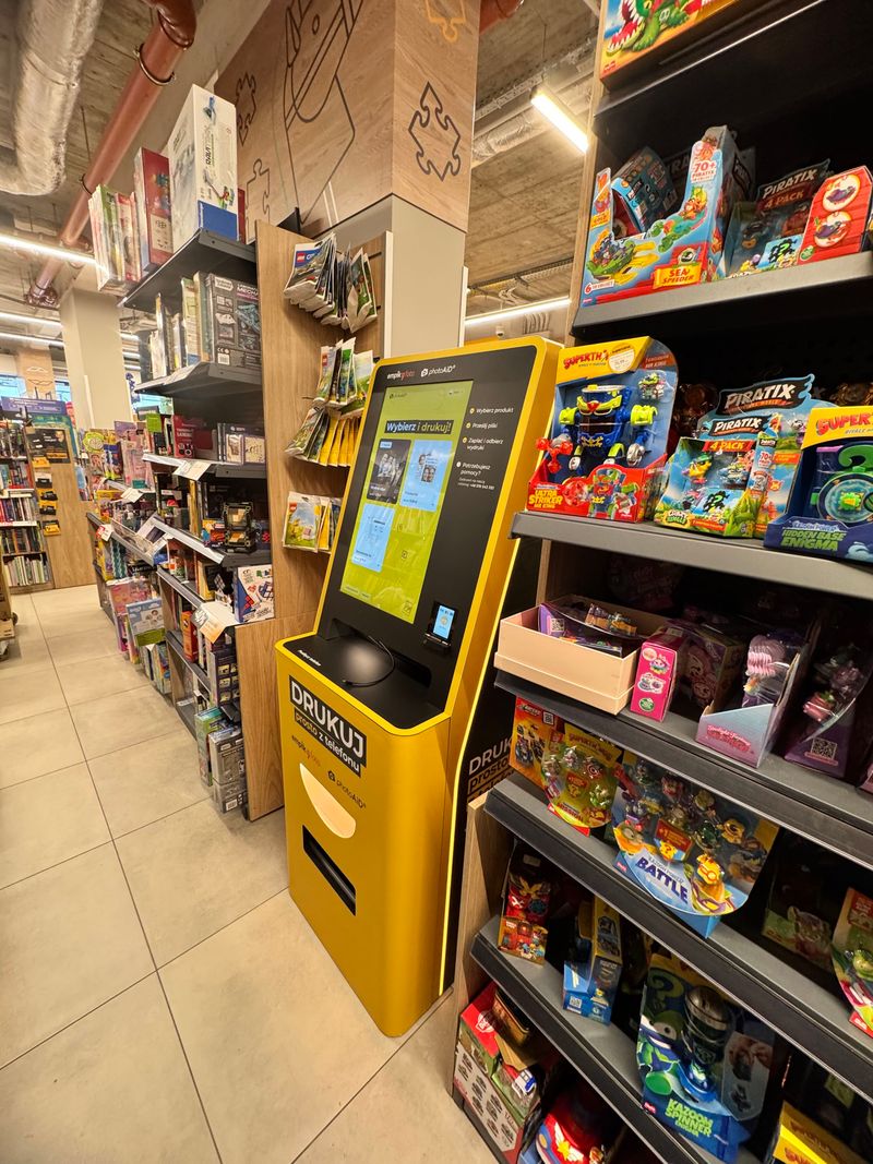 Foto kiosk PhotoAiD w dziale z zabawkami salonu Empik na Żoliborzu Artystycznym