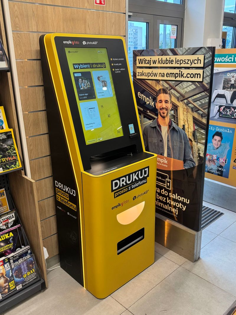 Foto kiosk PhotoAiD do wywoływania zdjęć i druku dokumentów A4 w Empik Powstańców Śląskich