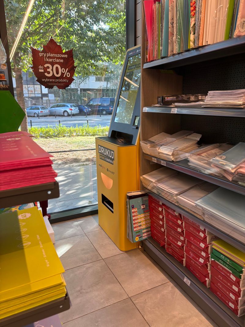 Żółto-czarny foto kiosk PhotoAiD do wydruku zdjęć i dokumentów w Empik Warszawa Racjonalizacji