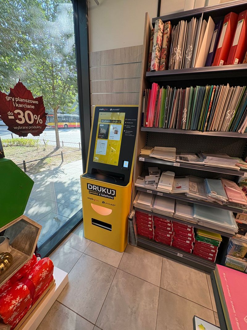 Foto kiosk PhotoAiD przy oknie w salonie Empik Warszawa Racjonalizacji