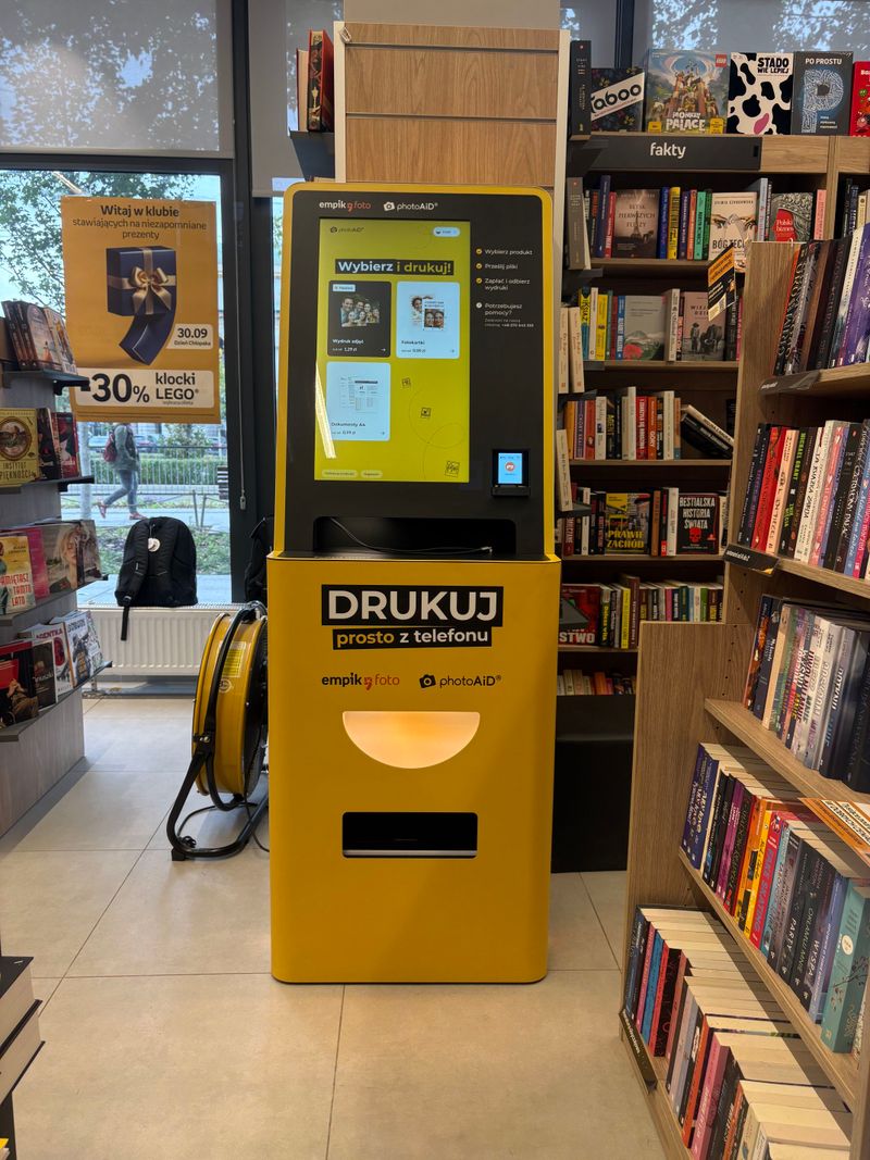 Foto kiosk PhotoAiD w salonie Empik przy ul. Senatorskiej 40 na Placu Bankowym w Warszawie