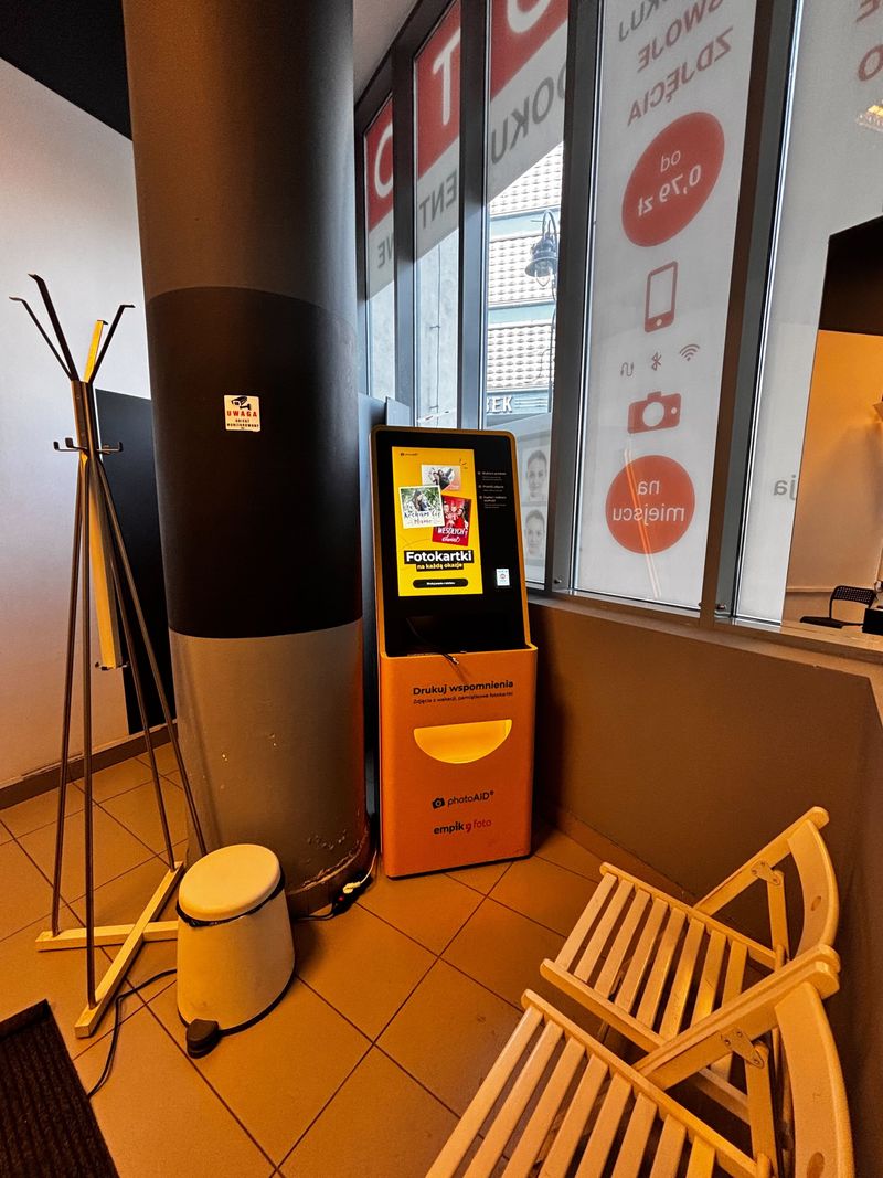 Żółto-czarny foto kiosk PhotoAiD do wywoływania zdjęć w Urzędzie Miasta Katowice