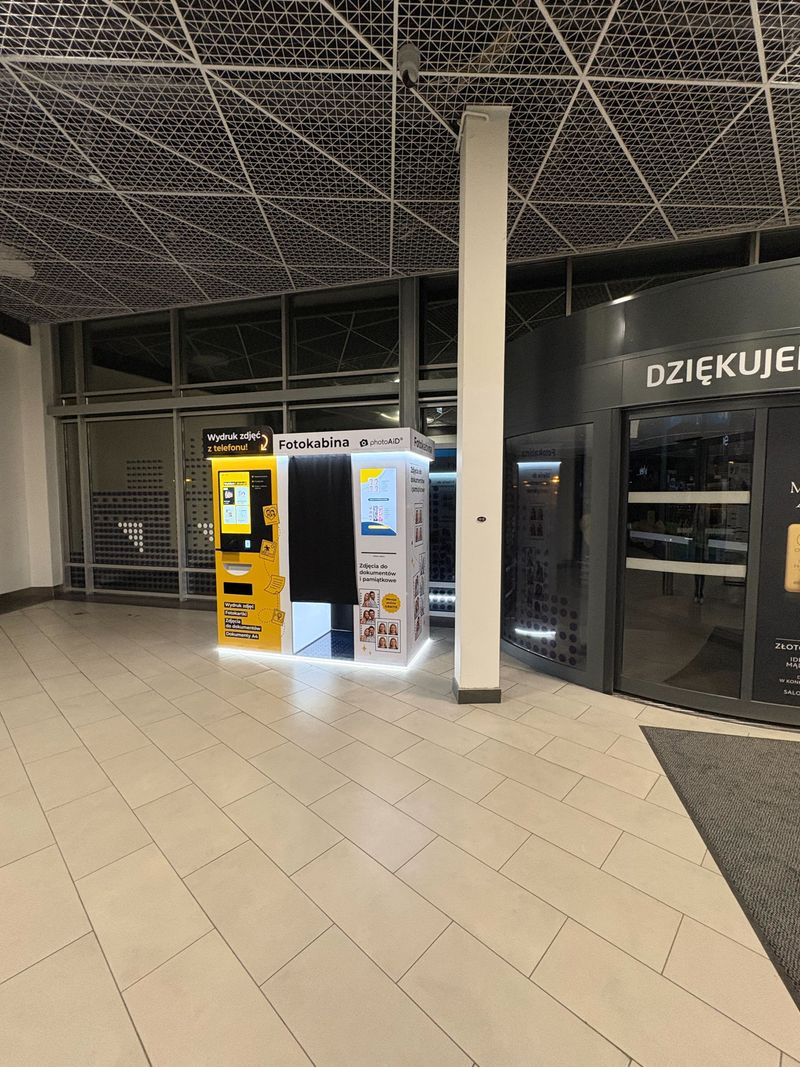 Foto kiosk z fotobudką do wywoływania zdjęć i druku dokumentów A4 w galerii G City Targówek w Warszawie