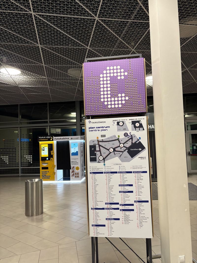 Wywoływanie zdjęć i druk dokumentów A4 w foto kiosku PhotoAiD w galerii G City Targówek w Warszawie