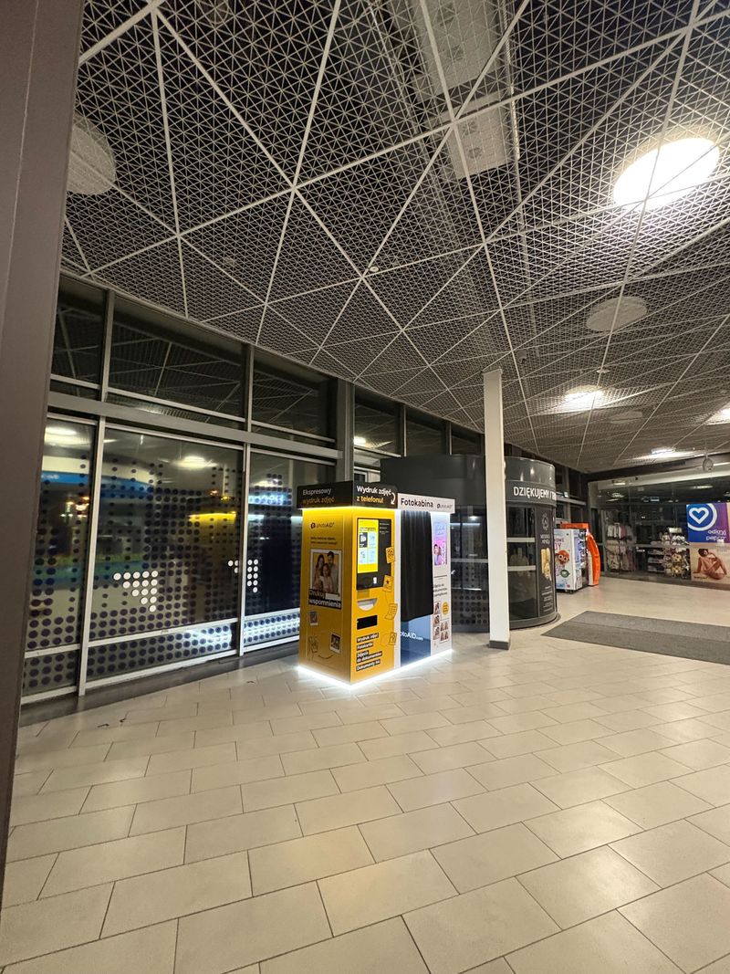 Samoobsługowy foto kiosk PhotoAiD z fotobudką w galerii G City Targówek w Warszawie