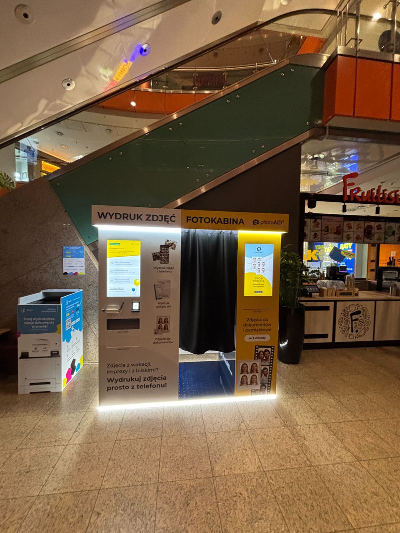 Foto kiosk PhotoAiD połączony z fotobudką w Galerii Dominikańskiej we Wrocławiu