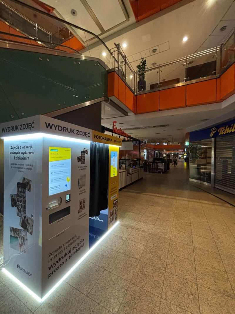 Foto kiosk z fotobudką do wywoływania i wydruku zdjęć w Galerii Dominikańskiej we Wrocławiu