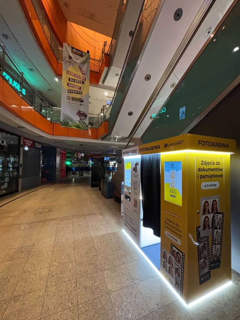 Wywoływanie i wydruk zdjęć w foto kiosku PhotoAiD w Galerii Dominikańskiej we Wrocławiu