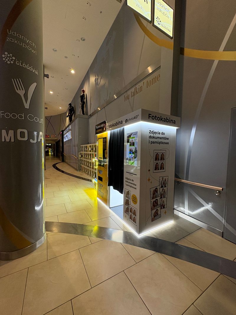 Fotobudka i foto kiosk PhotoAiD obok food courtu w Galerii Glogovia pod Głogowem