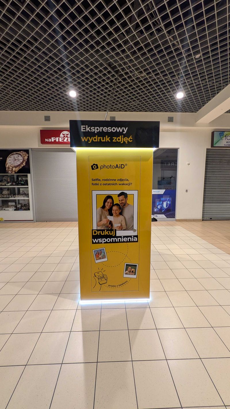 Foto kiosk z fotobudką do wywoływania i wydruku zdjęć w Galerii Gniezno w Gnieźnie
