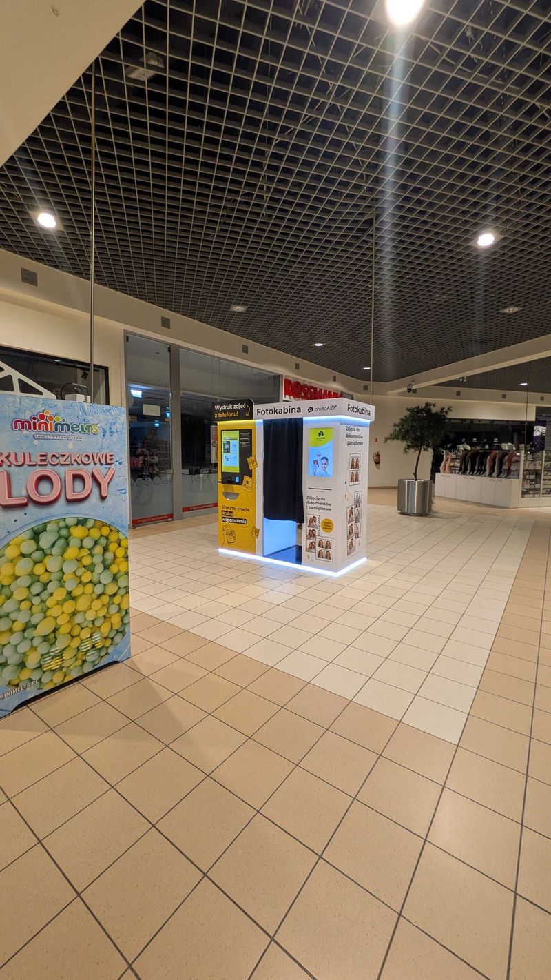 Samoobsługowy foto kiosk PhotoAiD z fotobudką w Galerii Gniezno w Gnieźnie