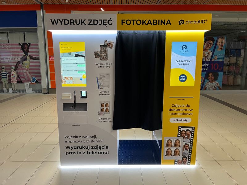 Foto kiosk PhotoAiD połączony z fotobudką w Galerii Łomianki