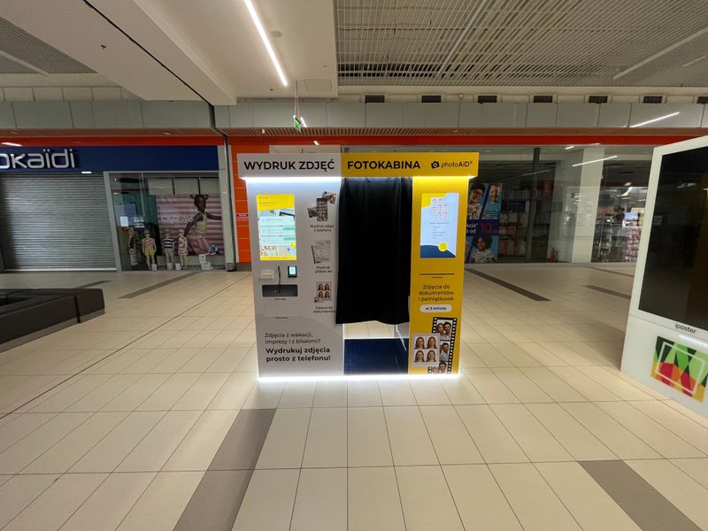 Foto kiosk z fotobudką do wywoływania zdjęć i druku dokumentów A4 w Galerii Łomianki