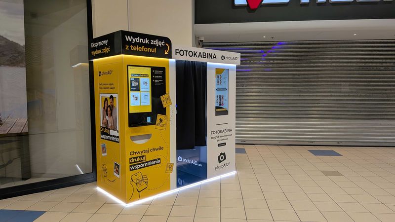 Foto kiosk z fotobudką do wywoływania i wydruku zdjęć w Galerii nad Jeziorem w Koninie