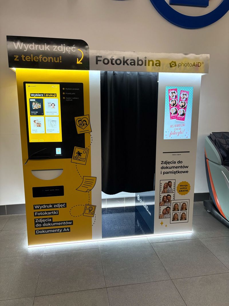 Foto kiosk PhotoAiD połączony z fotobudką w Galerii Navigator w Mielcu