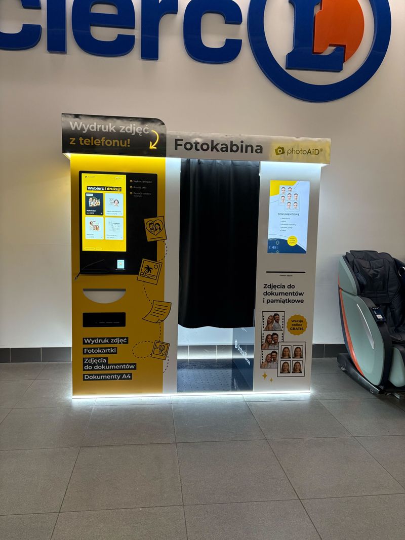 Foto kiosk z fotobudką do wywoływania zdjęć i druku dokumentów A4 w Galerii Navigator w Mielcu