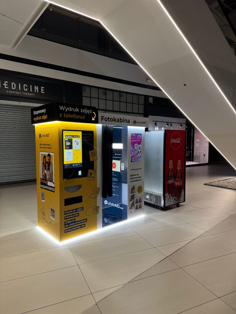Foto kiosk z fotobudką do wywoływania zdjęć i druku dokumentów A4 w Galerii Północnej w Warszawie
