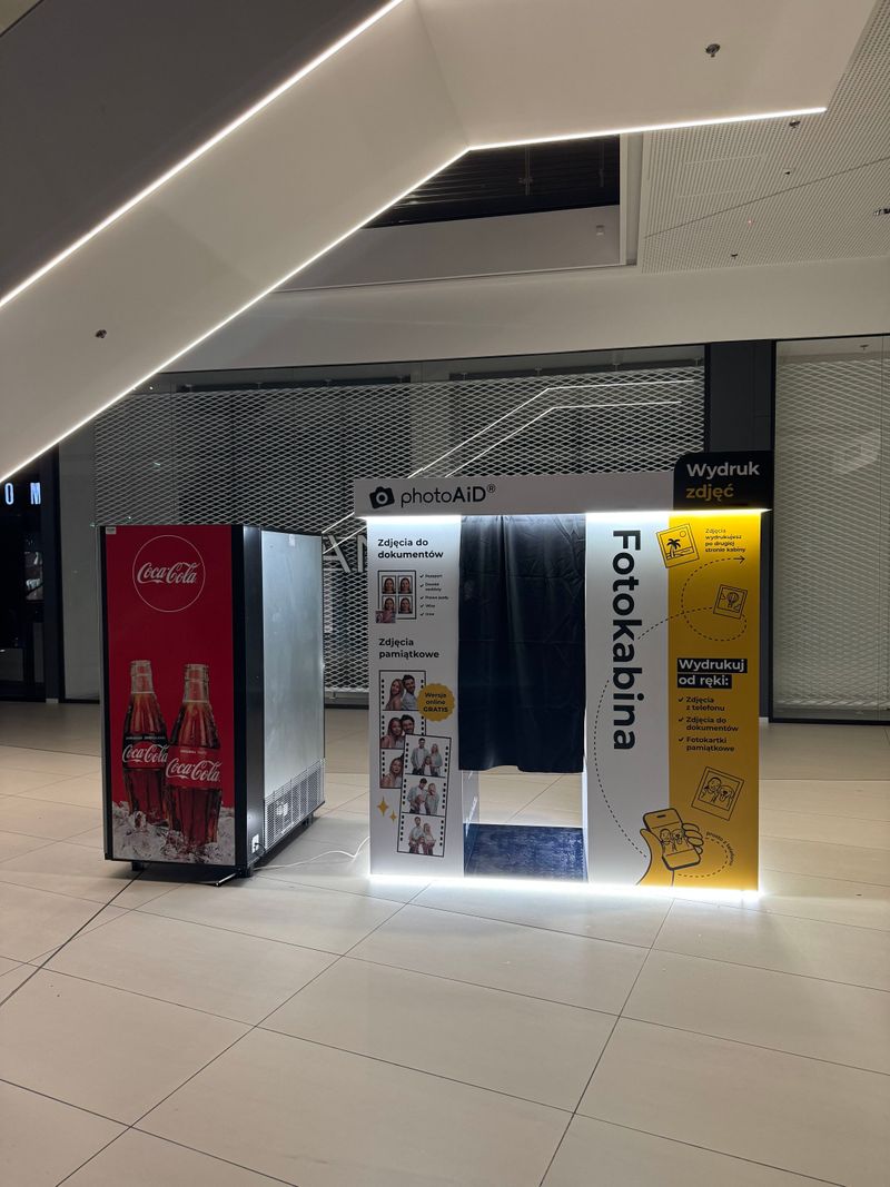 Fotobudka z foto kioskiem PhotoAiD obok sklepu Mango w Galerii Północnej w Warszawie