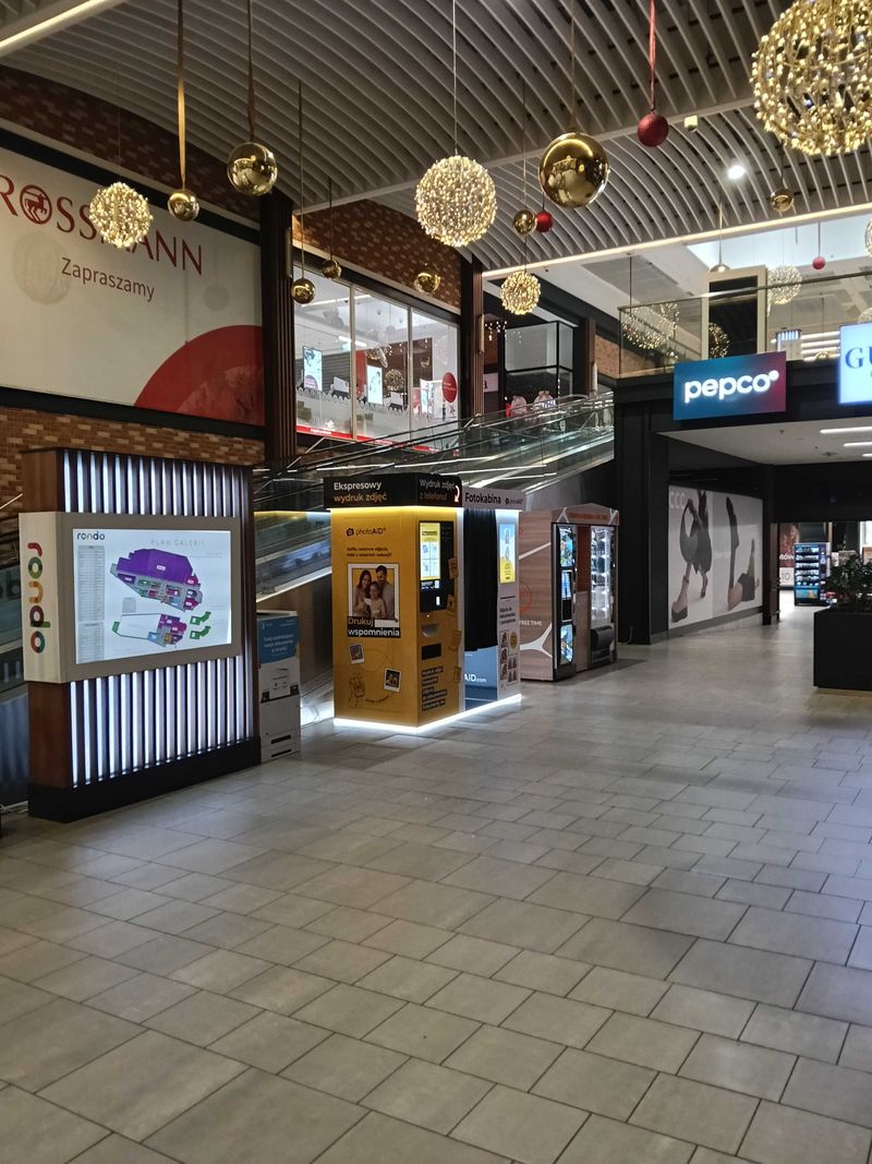 Samoobsługowy foto kiosk PhotoAiD z fotobudką w Galerii Rondo w Bydgoszczy