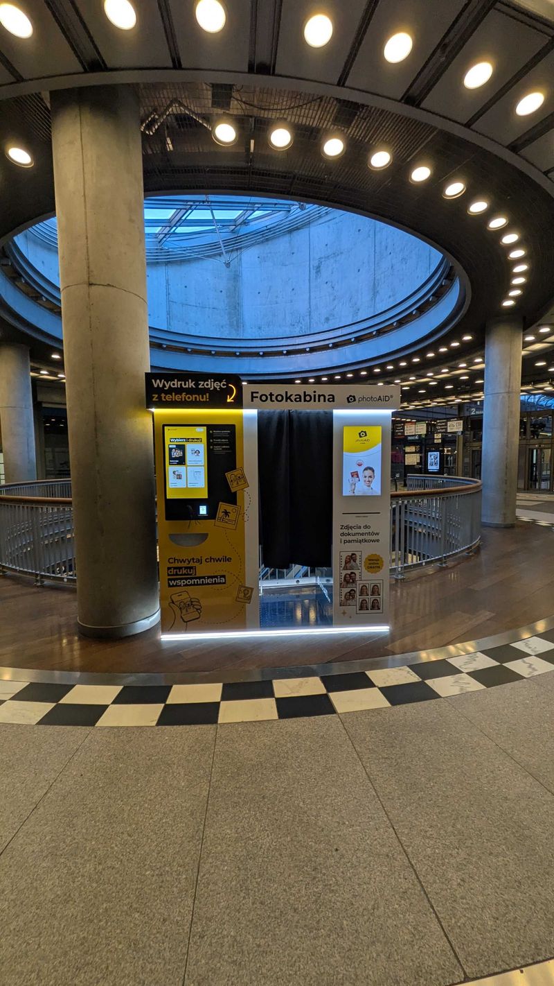 Foto kiosk z fotobudką do wywoływania i wydruku zdjęć w Galerii Stary Browar w Poznaniu