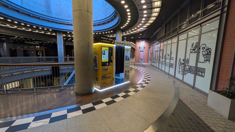 Wywoływanie i wydruk zdjęć w foto kiosku PhotoAiD w Galerii Stary Browar w Poznaniu