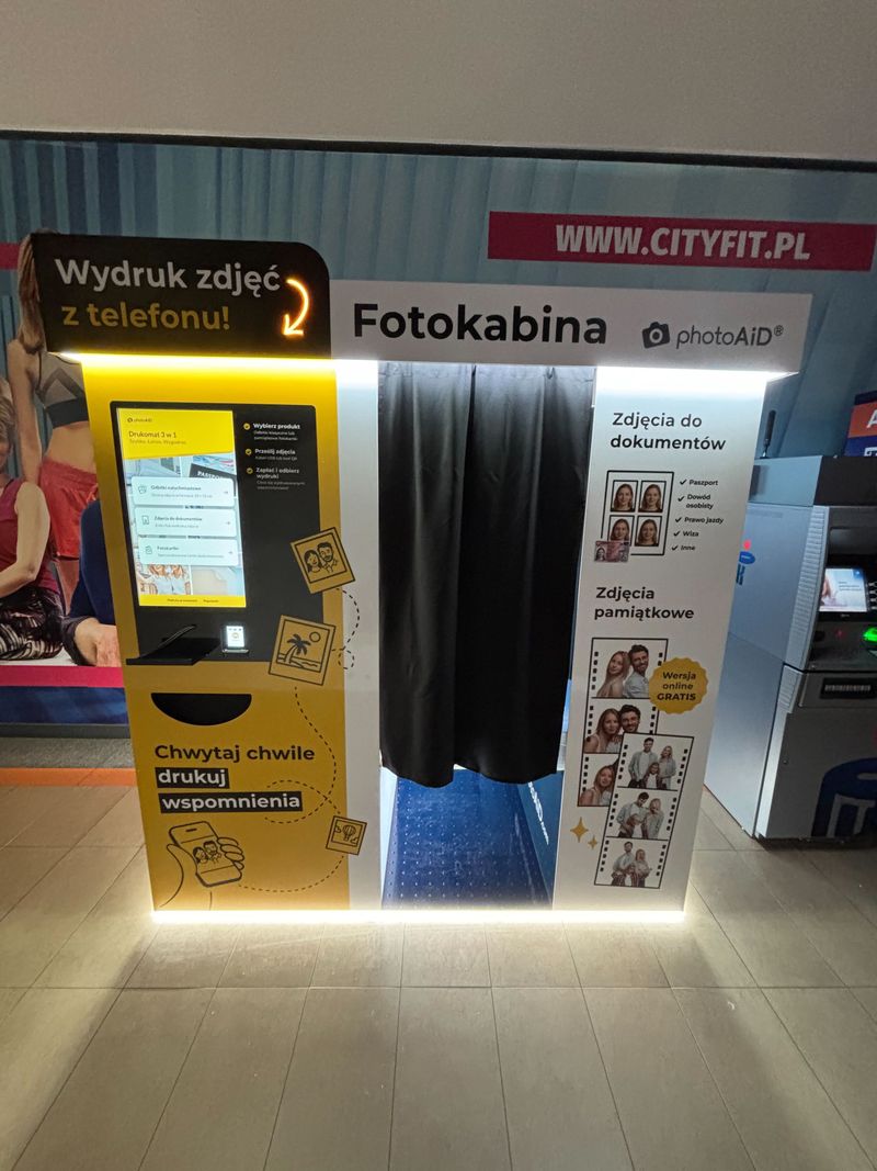 Foto kiosk PhotoAiD połączony z fotobudką w Galerii Victoria w Wałbrzychu