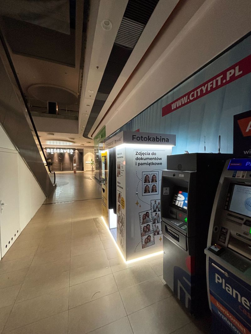 Foto kiosk z fotobudką do wywoływania i wydruku zdjęć w Galerii Victoria w Wałbrzychu