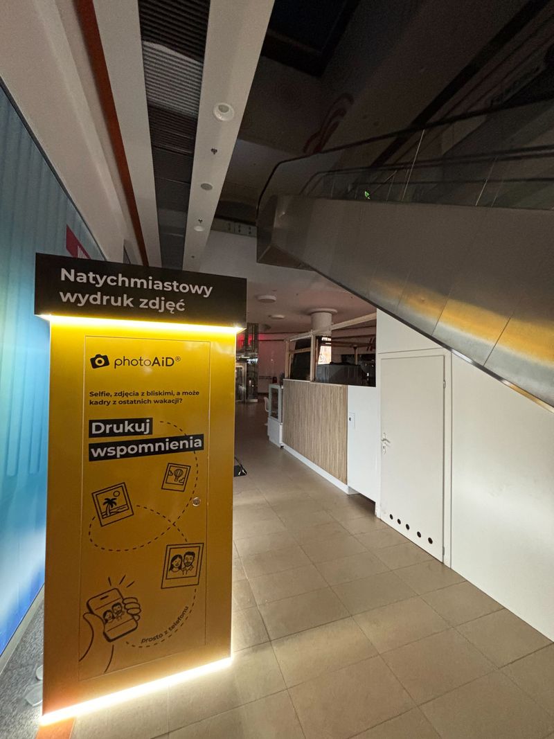Wywoływanie i wydruk zdjęć w foto kiosku PhotoAiD w Galerii Victoria w Wałbrzychu