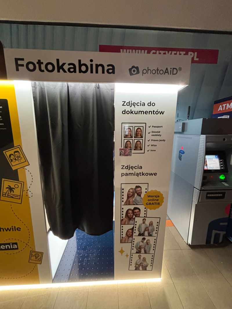 Samoobsługowy foto kiosk PhotoAiD z fotobudką w Galerii Victoria w Wałbrzychu