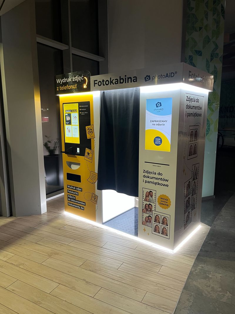 Foto kiosk PhotoAiD połączony z fotobudką w Galerii Wroclavii we Wrocławiu