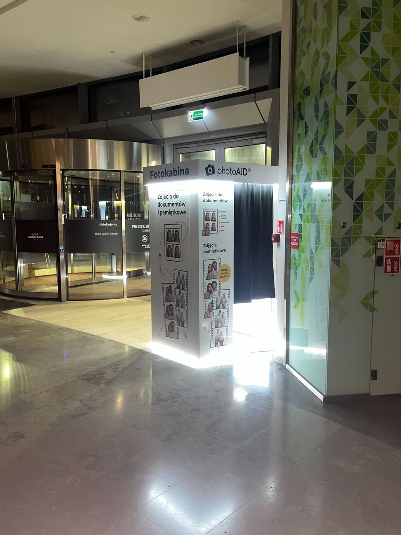 Foto kiosk z fotobudką do wywoływania zdjęć i druku dokumentów A4 w Galerii Wroclavii we Wrocławiu