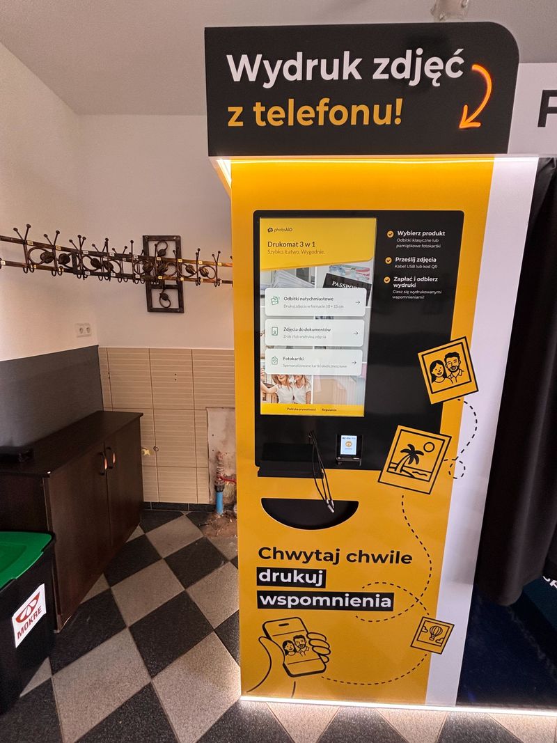 Foto kiosk PhotoAiD połączony z fotobudką w budynku GOKiS Wicko