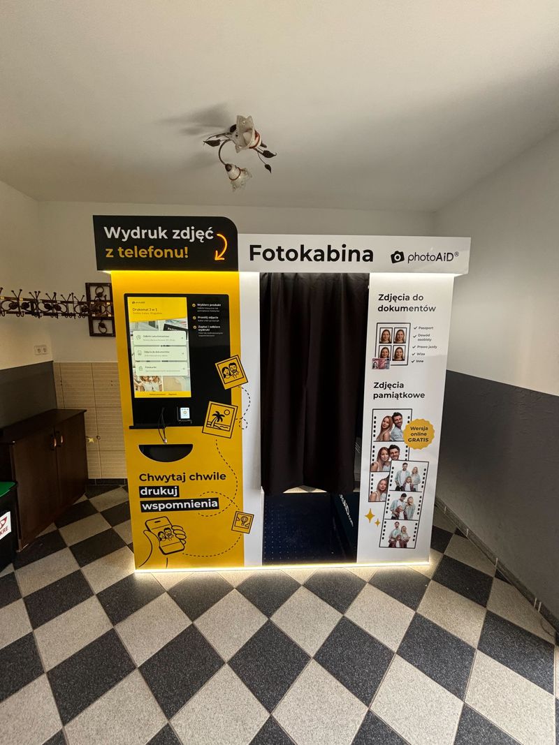 Żółto-czarny foto kiosk PhotoAiD do wywoływania zdjęć w GOKiS Wicko