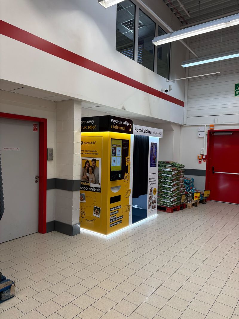 Foto kiosk z fotobudką do wywoływania zdjęć i druku dokumentów A4 w Kaufland Jasło przy ulicy Lwowskiej