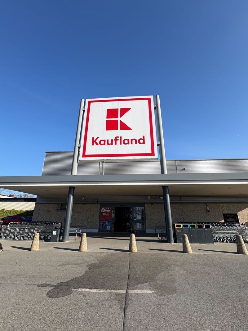 Samoobsługowy foto kiosk PhotoAiD z fotobudką w Kaufland Jasło przy ulicy Lwowskiej