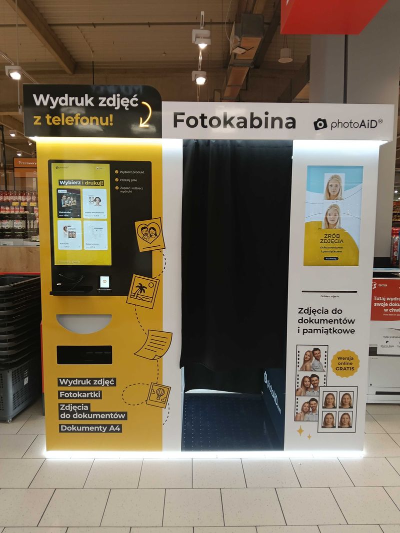 Foto kiosk PhotoAiD połączony z fotobudką w Kaufland Kalisz przy ulicy Batalionu Parasol na osiedlu Korczak