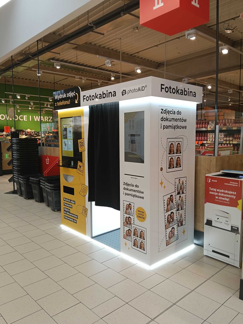 Foto kiosk z fotobudką do wywoływania zdjęć i druku dokumentów A4 w Kaufland Kalisz przy ulicy Batalionu Parasol na osiedlu Korczak