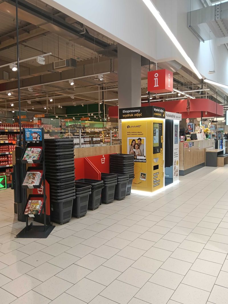 Wywoływanie zdjęć i druk dokumentów A4 w foto kiosku PhotoAiD w Kaufland Kalisz przy ulicy Batalionu Parasol na osiedlu Korczak