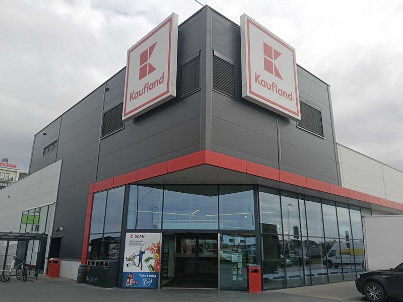 Samoobsługowy foto kiosk PhotoAiD z fotobudką w Kaufland Kalisz przy ulicy Batalionu Parasol na osiedlu Korczak