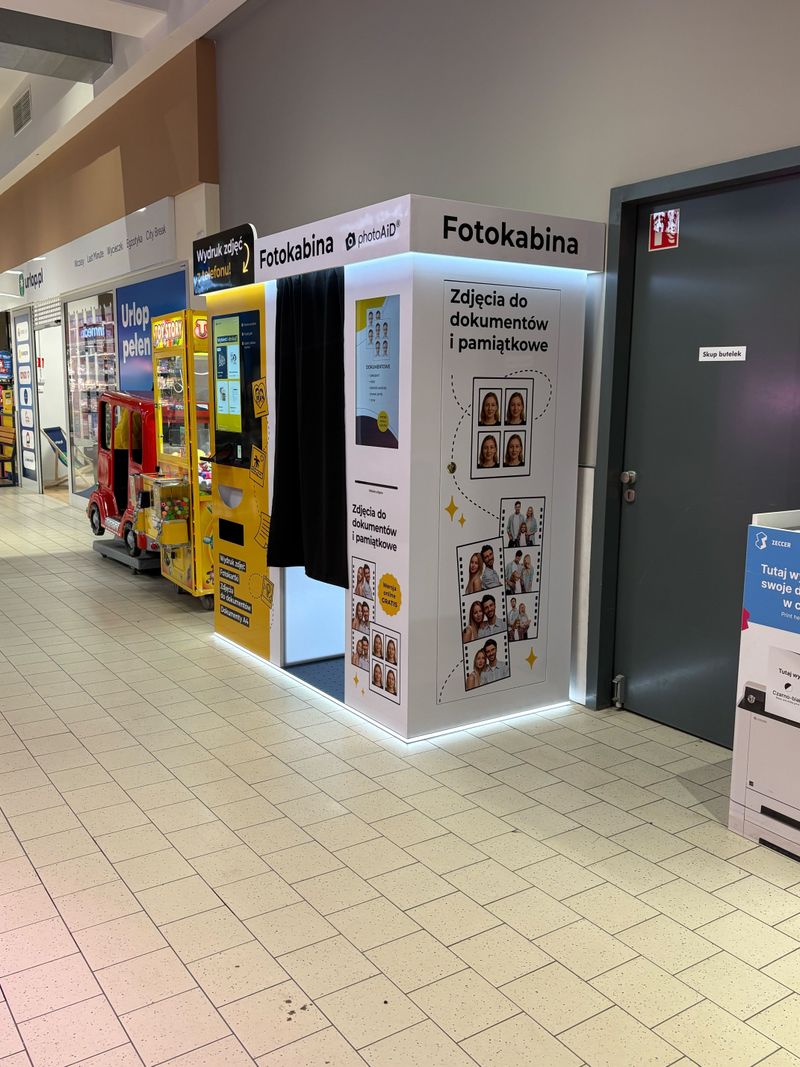 Foto kiosk PhotoAiD połączony z fotobudką w hipermarkecie Kaufland w Kielcach