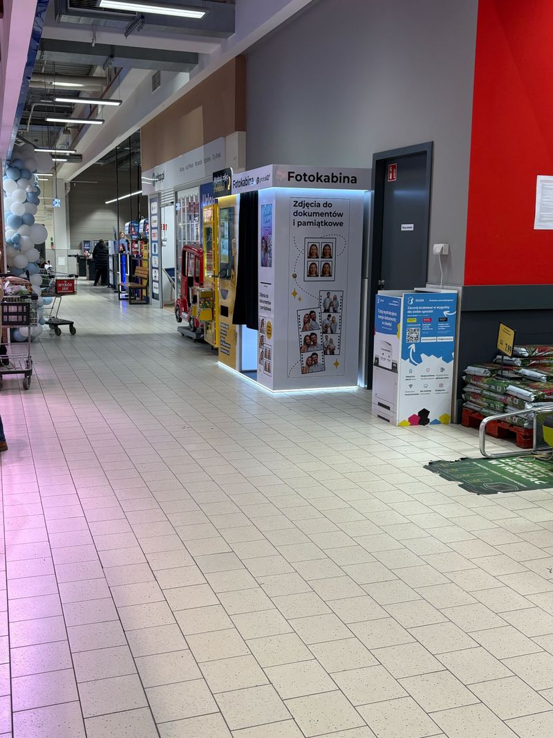 Foto kiosk z fotobudką do wywoływania zdjęć i druku dokumentów A4 w hipermarkecie Kaufland w Kielcach