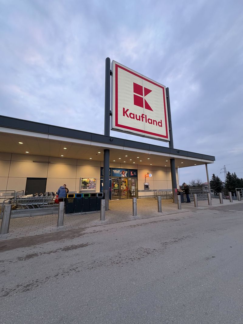 Samoobsługowy foto kiosk PhotoAiD z fotobudką w hipermarkecie Kaufland w Kielcach