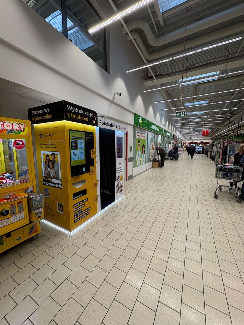 Foto kiosk z fotobudką do wywoływania zdjęć i druku dokumentów A4 w Kaufland Kraków-Mistrzejowice na Osiedlu Kombatantów