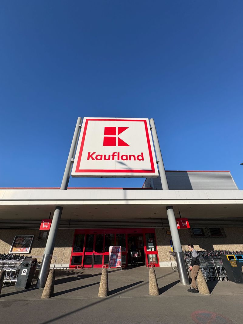 Samoobsługowy foto kiosk PhotoAiD z fotobudką w Kaufland Kraków-Mistrzejowice na Osiedlu Kombatantów