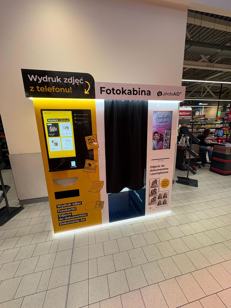 Foto kiosk PhotoAiD połączony z fotobudką w Kaufland Krotoszyn przy ulicy Adama Mickiewicza