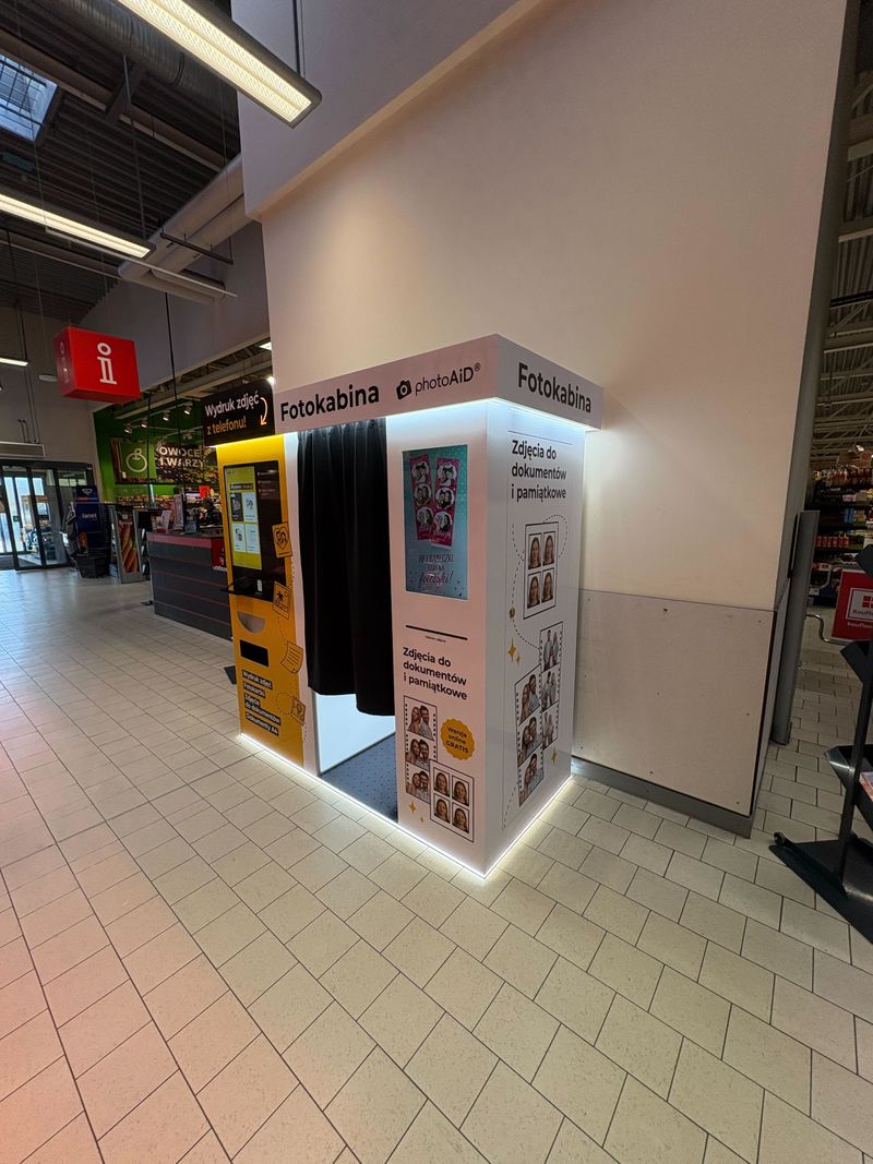 Foto kiosk z fotobudką do wywoływania zdjęć i druku dokumentów A4 w Kaufland Krotoszyn przy ulicy Adama Mickiewicza