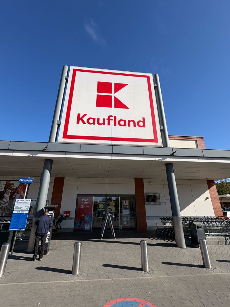 Samoobsługowy foto kiosk PhotoAiD z fotobudką w Kaufland Krotoszyn przy ulicy Adama Mickiewicza