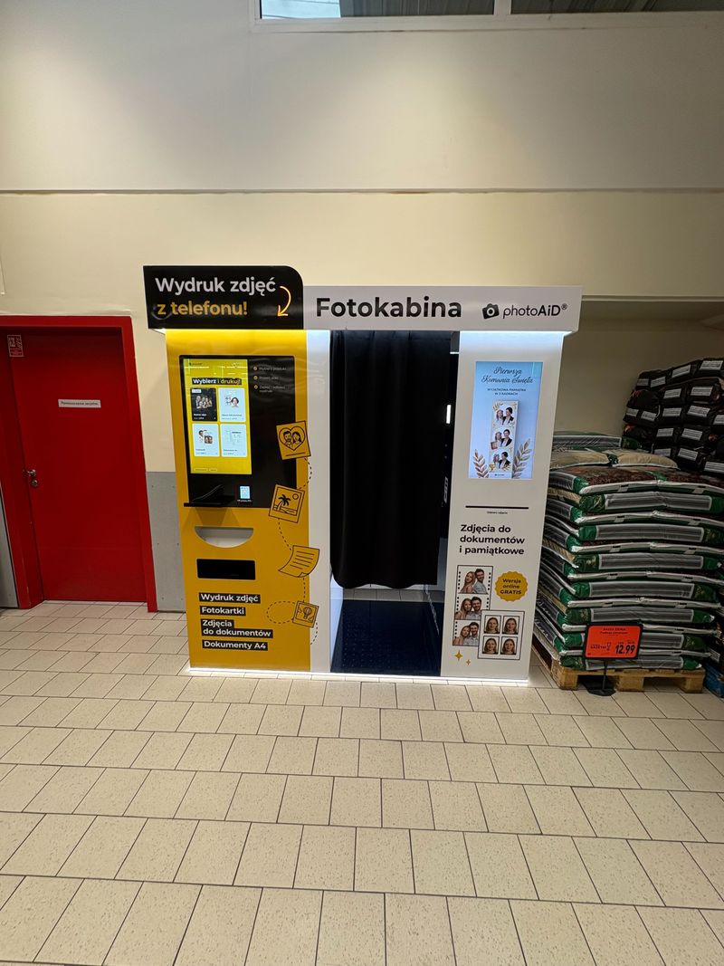 Foto kiosk PhotoAiD połączony z fotobudką w Kaufland Łask przy ulicy Warszawskiej